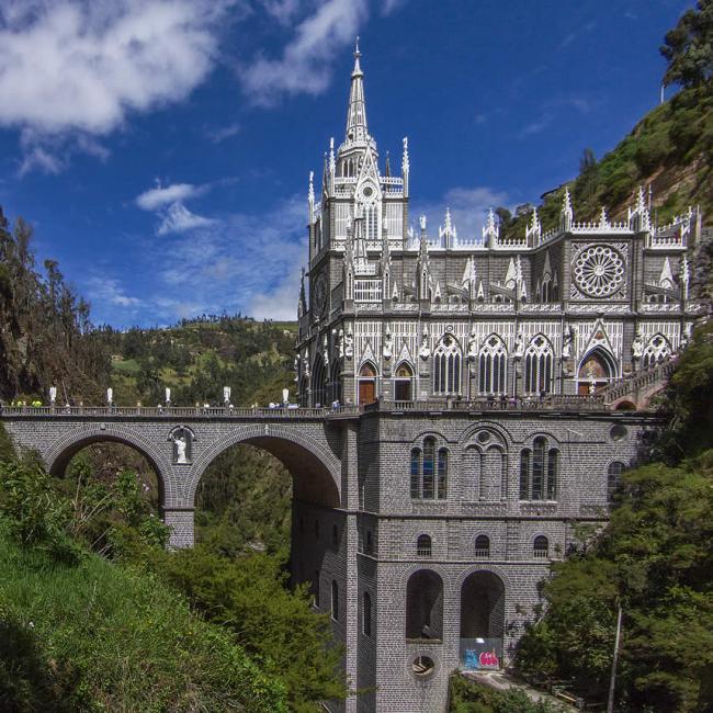 Descubre la historia y belleza de Santiago de Compostela en la República del Salvador