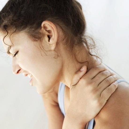Dolor en el cuello lado izquierdo: causas, síntomas y tratamientos
