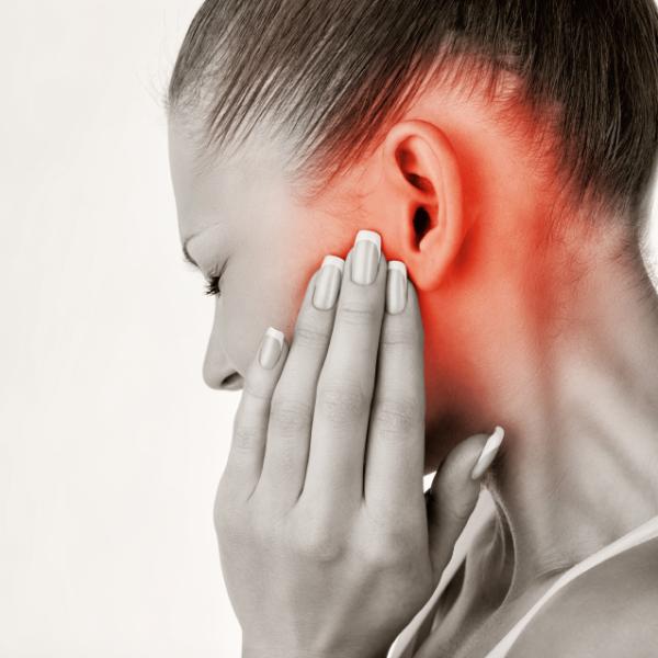 Siento que me vibra el cuerpo por dentro: ¿Podría ser un síntoma de pérdida auditiva?