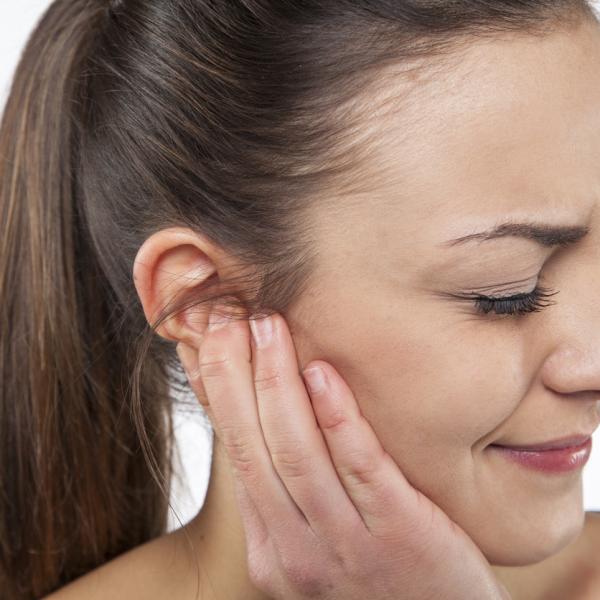 ¿Te duele la cabeza y sientes el oído tapado? Descubre las causas y soluciones