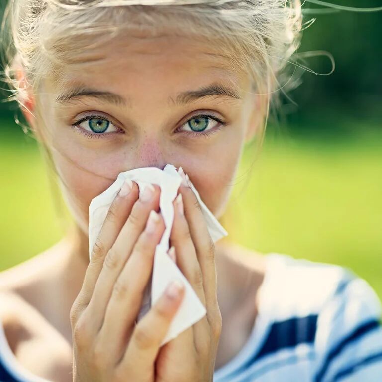 Conoce las causas y tratamientos para el picor de nariz, estornudos y ojos llorosos